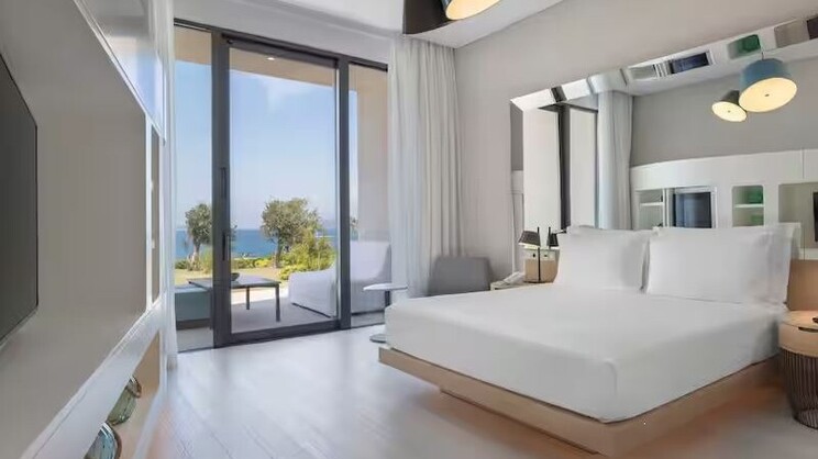 King Premium One Bedroom Suite W/ Private Pool 